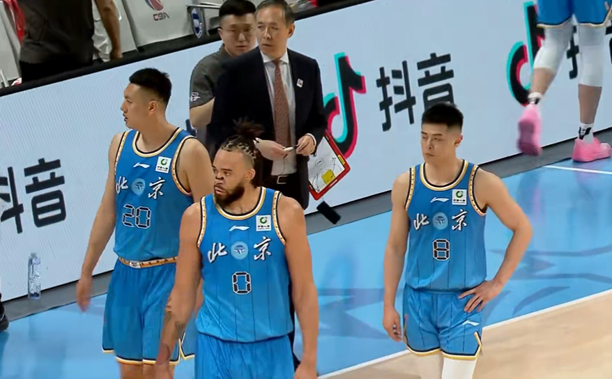 视频直播-CBA疯狂一夜:上海战胜北京夺19连胜,广厦又输广东,排名变乱了